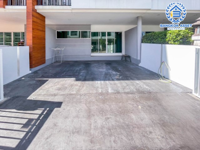 ทาวน์เฮ้าส์มือสองย่านกรุงเทพฯ ม.เนอวานา คลัสเตอร์ รามคำแหง เนื้อที่มากถึง 21.7 ตร.ว. ฟังก์ชัน 3 ห้องนอน 2 ห้องน้ำ 2 ที่จอดรถ บ้านสภาพสวย พร้อมอยู่ บนทำเลแห่งการเดินทาง ใกล้สนามบินสุวรรณภูมิ และรถไฟฟ้า (ในอนาคต) สายสีส้ม "สถานีราษฎร์พัฒนา"